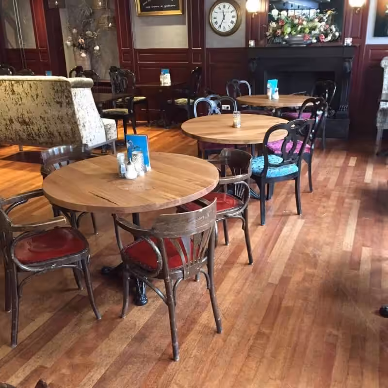Houten ronde tafel met een stalen tafelpoot Houten ronde tafel met een stalen tafelpoot