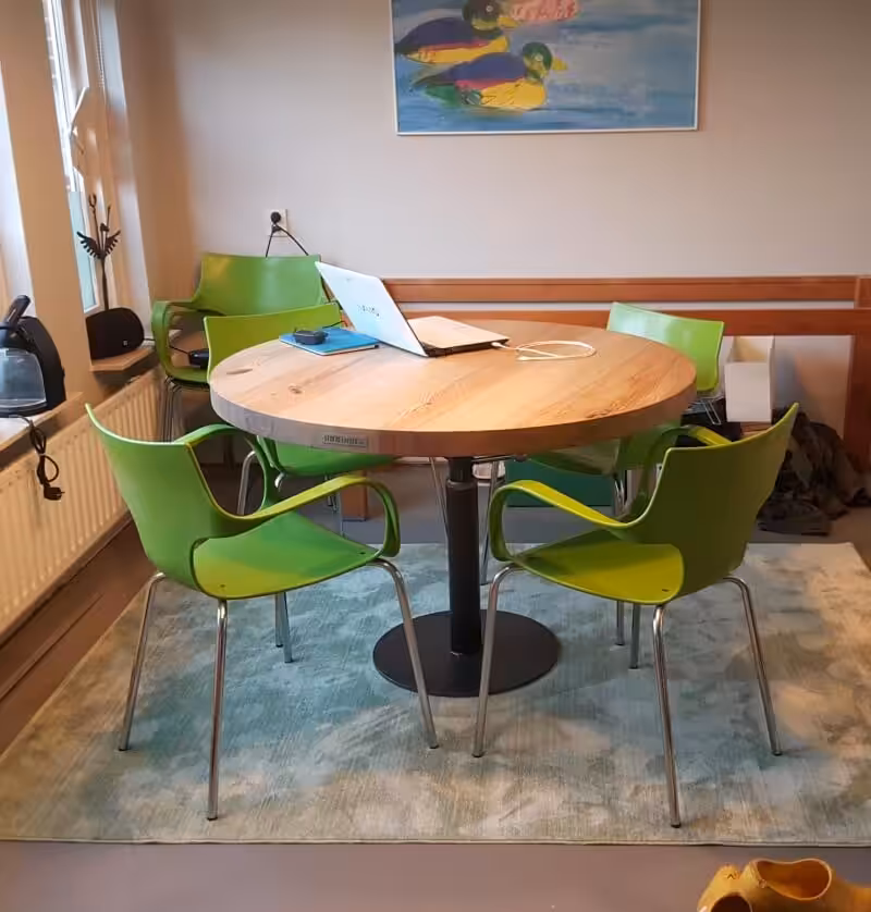 Houten ronde tafel met een stalen tafelpoot Houten ronde tafel met een stalen tafelpoot