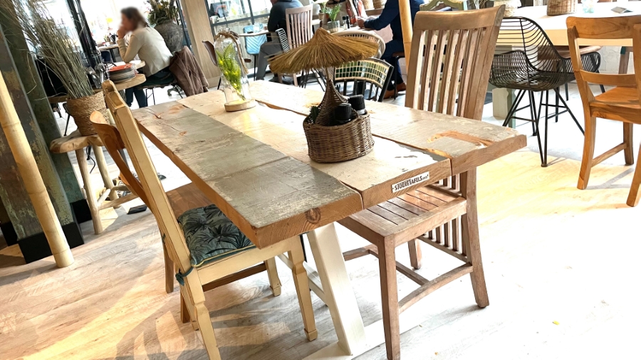 houten tafel met een houten onderstel
