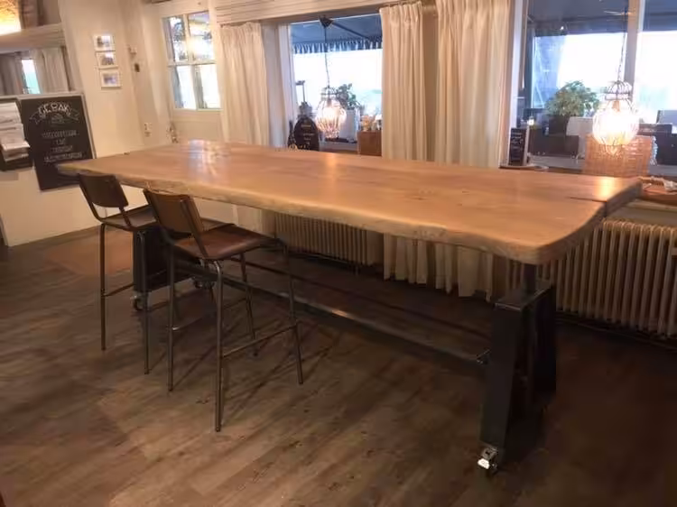 Houten tafel met een stalen onderstel Houten tafel met een stalen onderstel