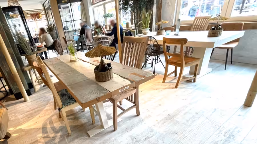 Houten tafel met een stalen onderstel Houten tafel met een stalen onderstel