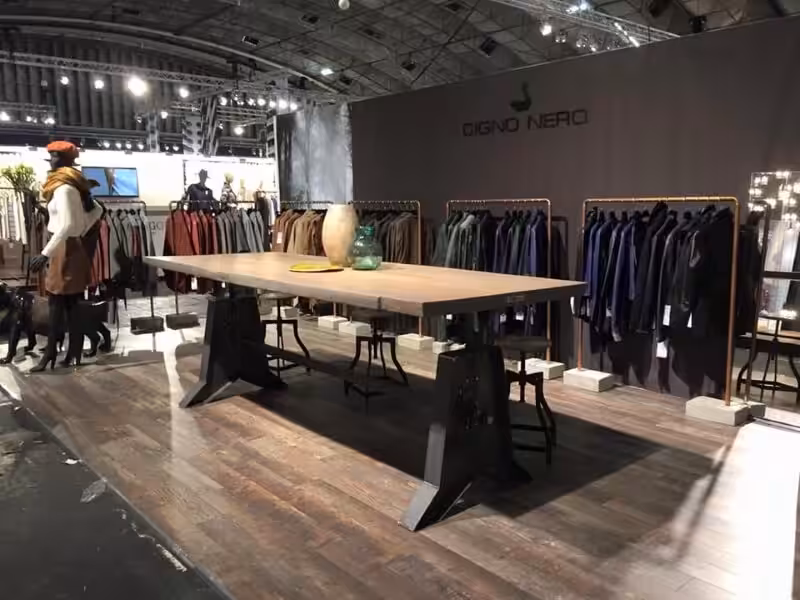 Houten tafel met een verstelbare stalen onderstel Houten tafel met een verstelbare stalen onderstel