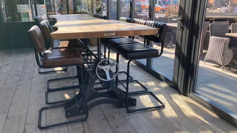 Houten boomstamblad tafel met een verstelbare stalen onderstel Houten boomstamblad tafel met een verstelbare stalen onderstel