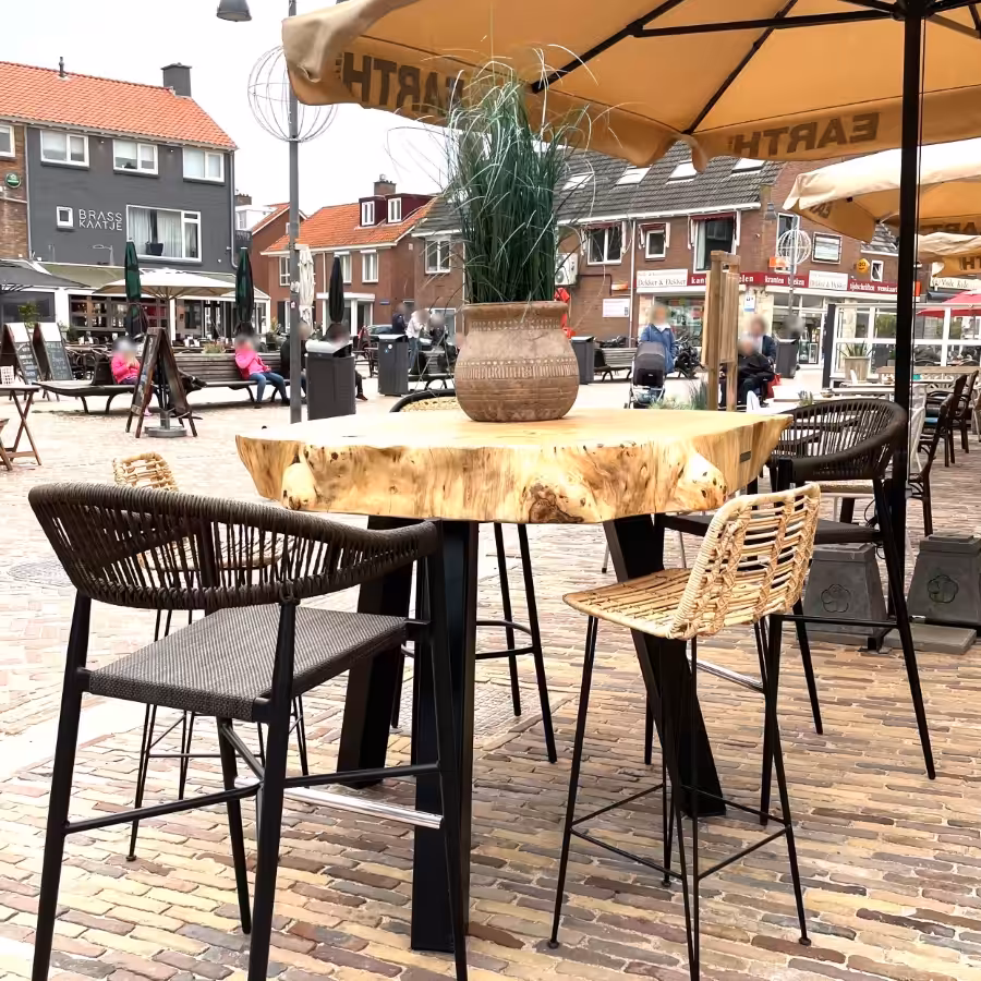 Houten tafel met stalen poten Houten tafel met stalen poten
