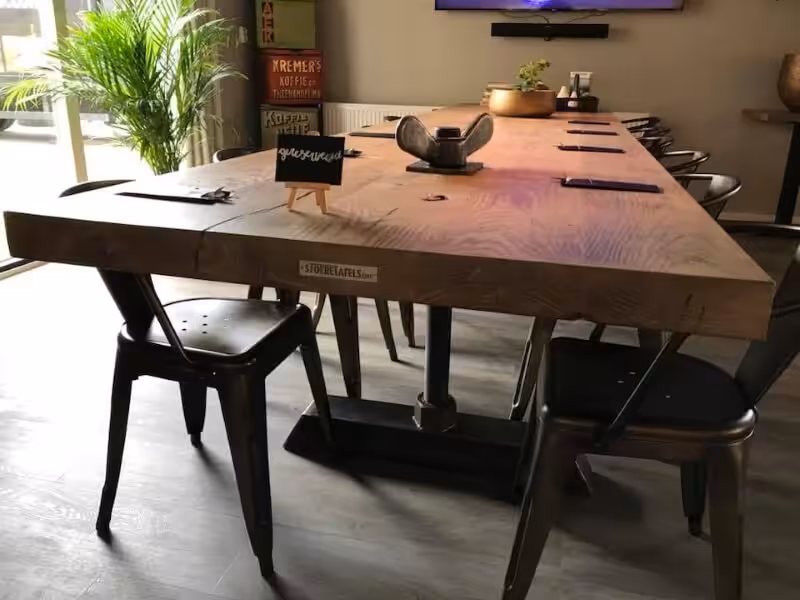 Houten tafel met stalen poten Houten tafel met stalen poten