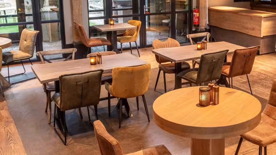 Houten tafels met stalen poten Houten tafels met stalen poten