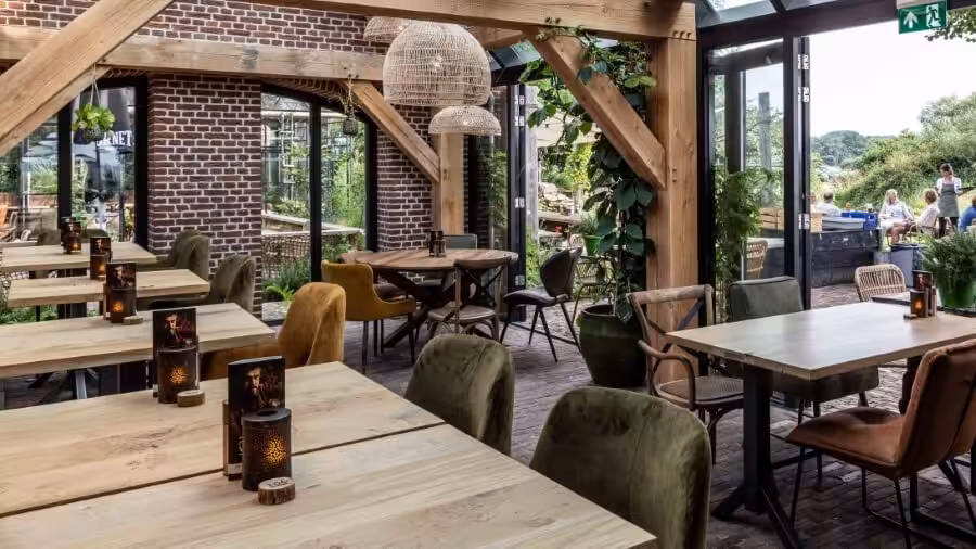 Houten tafels met stalen poten Houten tafels met stalen poten