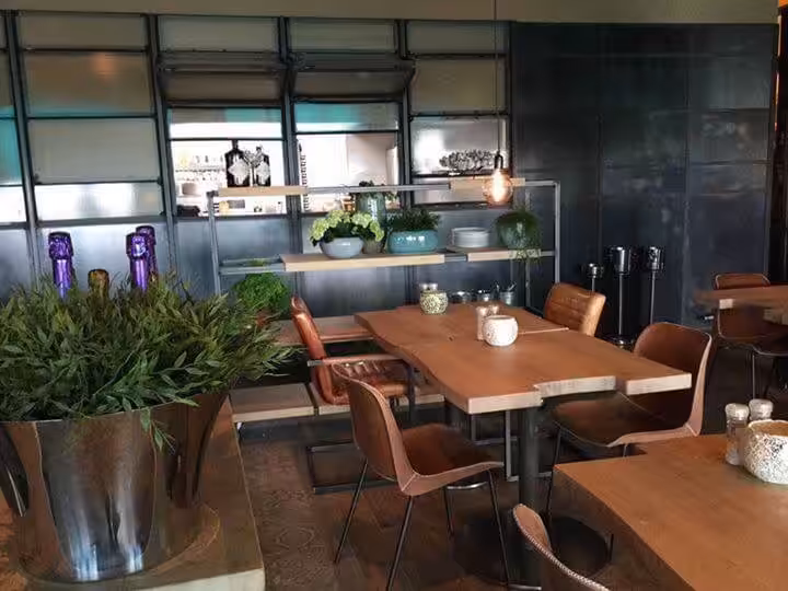 Houten tafels voor in de horeca die je aan elkaar kan zetten met stalen poten Houten tafels voor in de horeca die je aan elkaar kan zetten met stalen poten