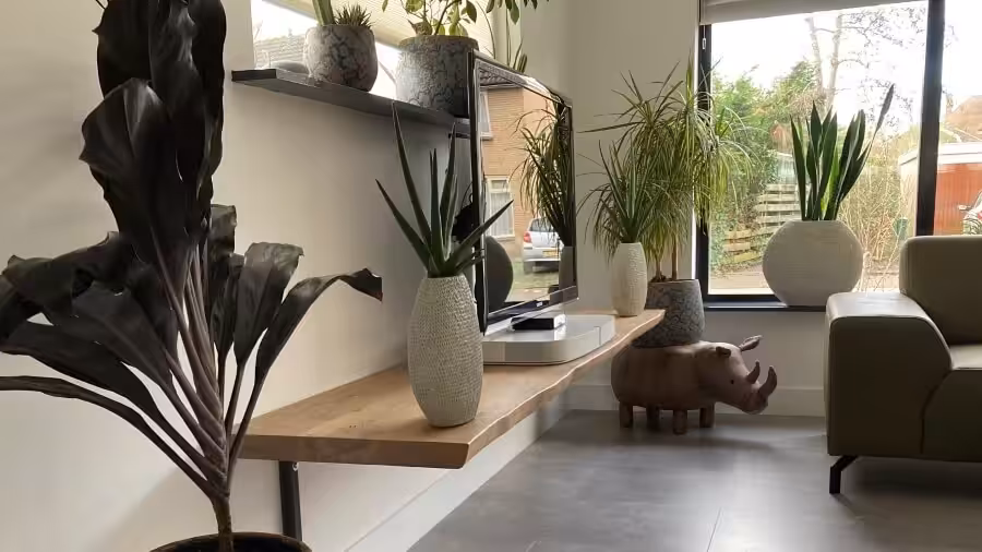 Houten TV-kast met stalen hangers Houten TV-kast met stalen hangers