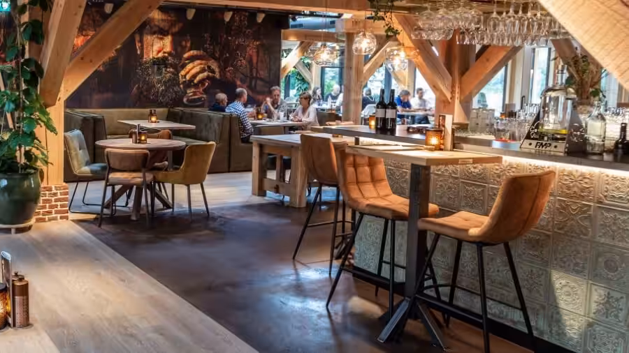 Houten vierkante tafel met een stalen tafelpoot Houten vierkante tafel met een stalen tafelpoot