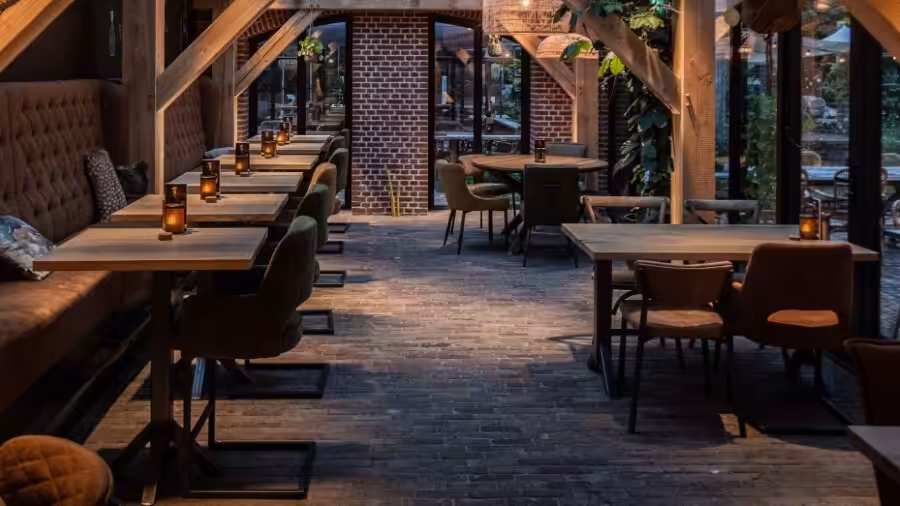 Houten vierkante tafel met een stalen tafelpoot Houten vierkante tafel met een stalen tafelpoot