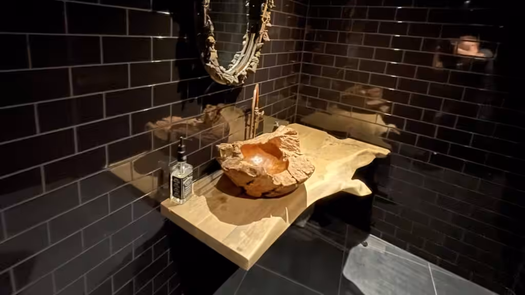 Houten wastafel met een uniek design Houten wastafel met een uniek design