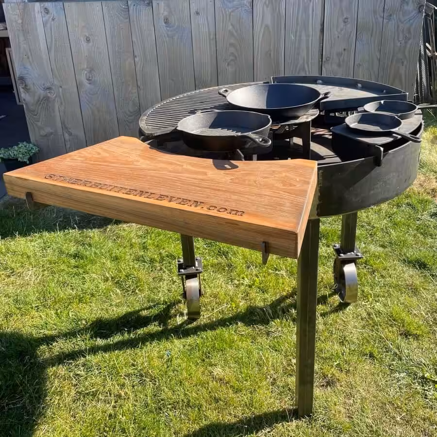 Iron kitchen BBQ met een houten tafelblad Iron kitchen BBQ met een houten tafelblad