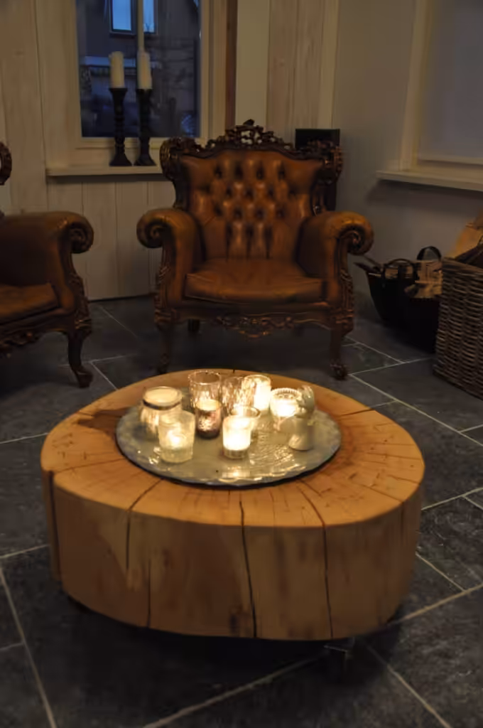 Massieve houten salontafel op wieltjes Massieve houten salontafel op wieltjes
