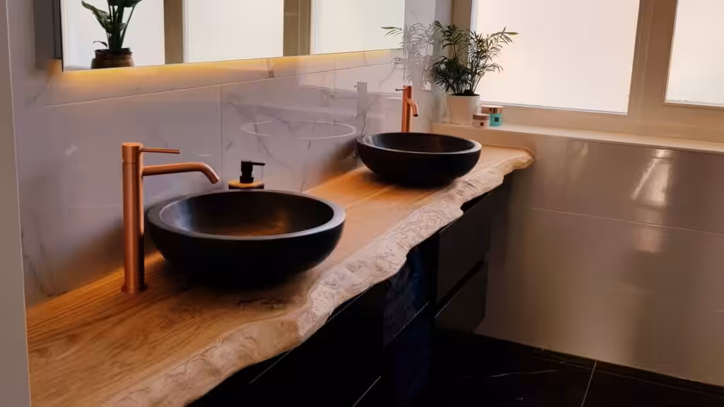 Moderne wastafel met een houten tafelblad Moderne wastafel met een houten tafelblad