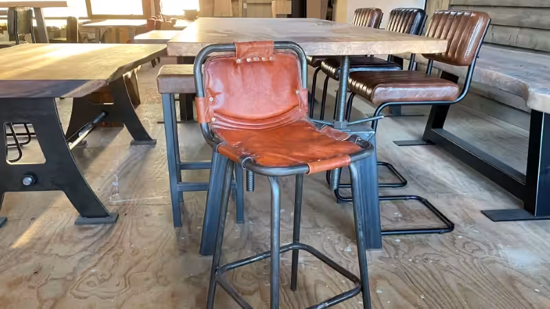 Stoel met een uniek design en stalen poten Stoel met een uniek design en stalen poten