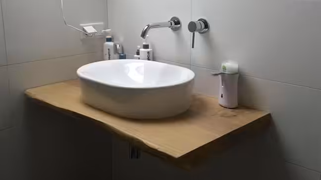 Wastafel met een houten tafelblad Wastafel met een houten tafelblad