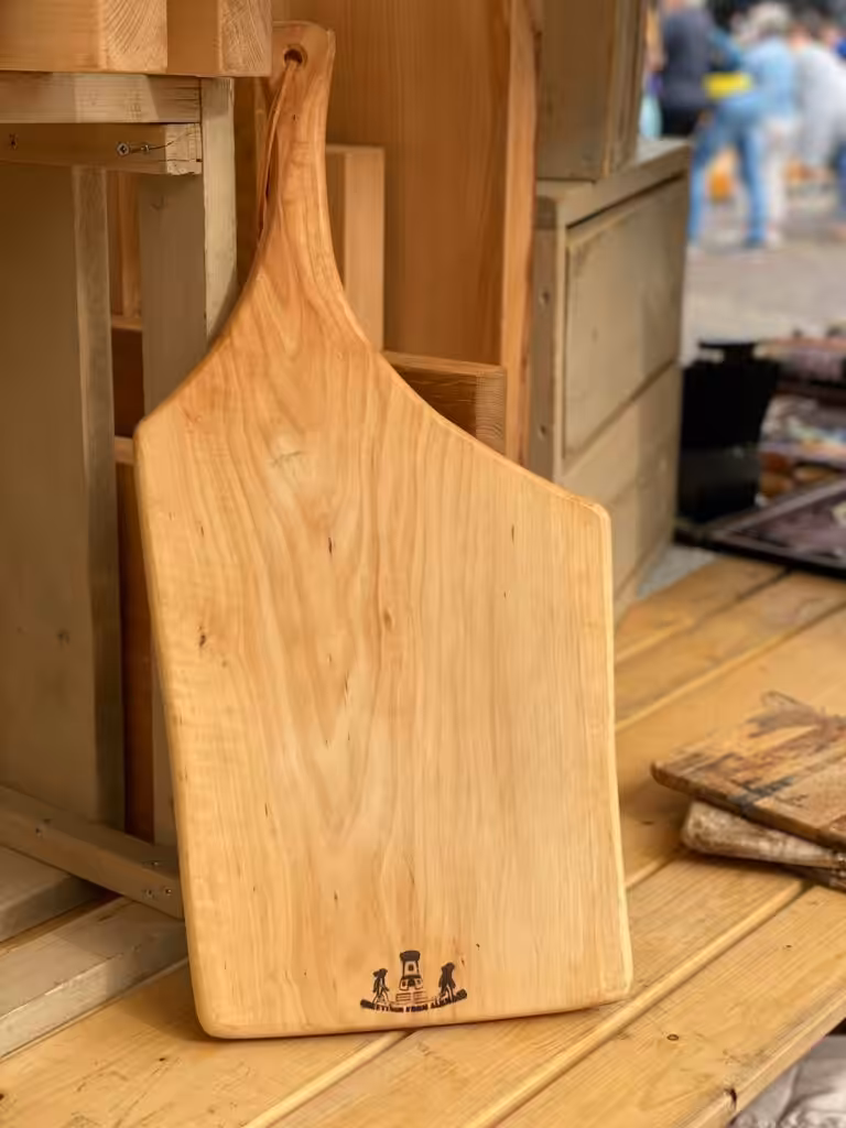 Broodplank van stoeretafels met een gravering van de kaasmarkt Broodplank van stoeretafels met een gravering van de kaasmarkt