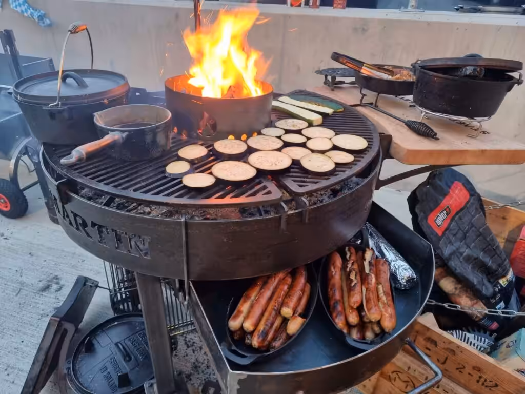 Een Iron kitchen BBQ heeft een la om je voedsel warm te houden Een Iron kitchen BBQ heeft een la om je voedsel warm te houden