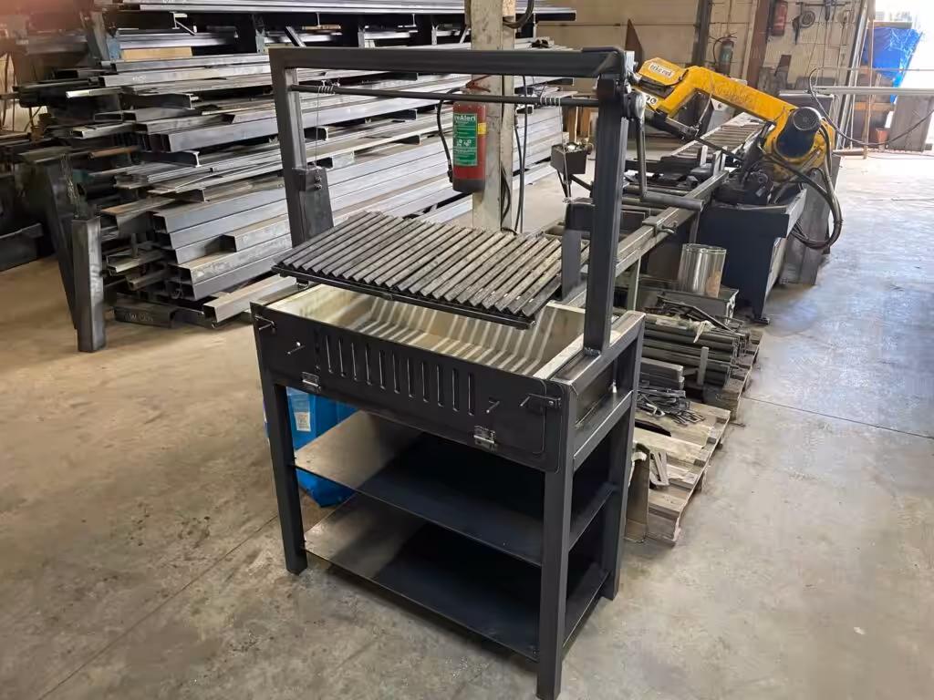 Houtbewerkingsmachine in de werkplaats van Stoeretafels Houtbewerkingsmachine in de werkplaats van Stoeretafels