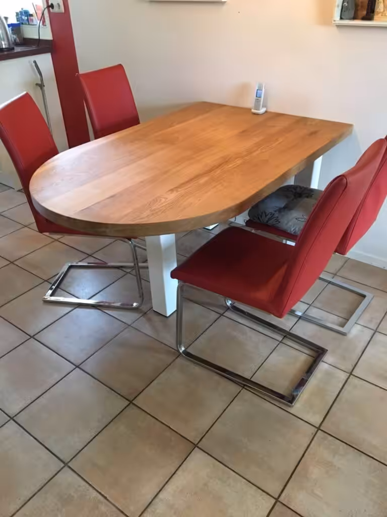 Houten eettafel met afgeronde hoeken en stalen poten Houten eettafel met afgeronde hoeken en stalen poten