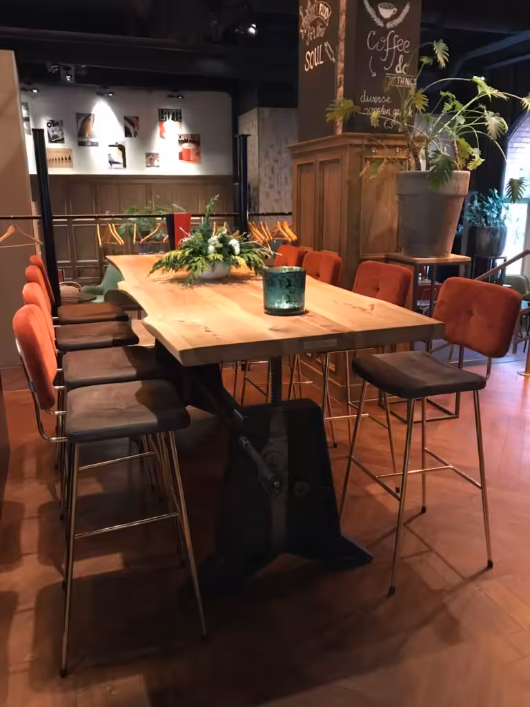 Houten eettafel met een verstelbare stalen onderstel Houten eettafel met een verstelbare stalen onderstel