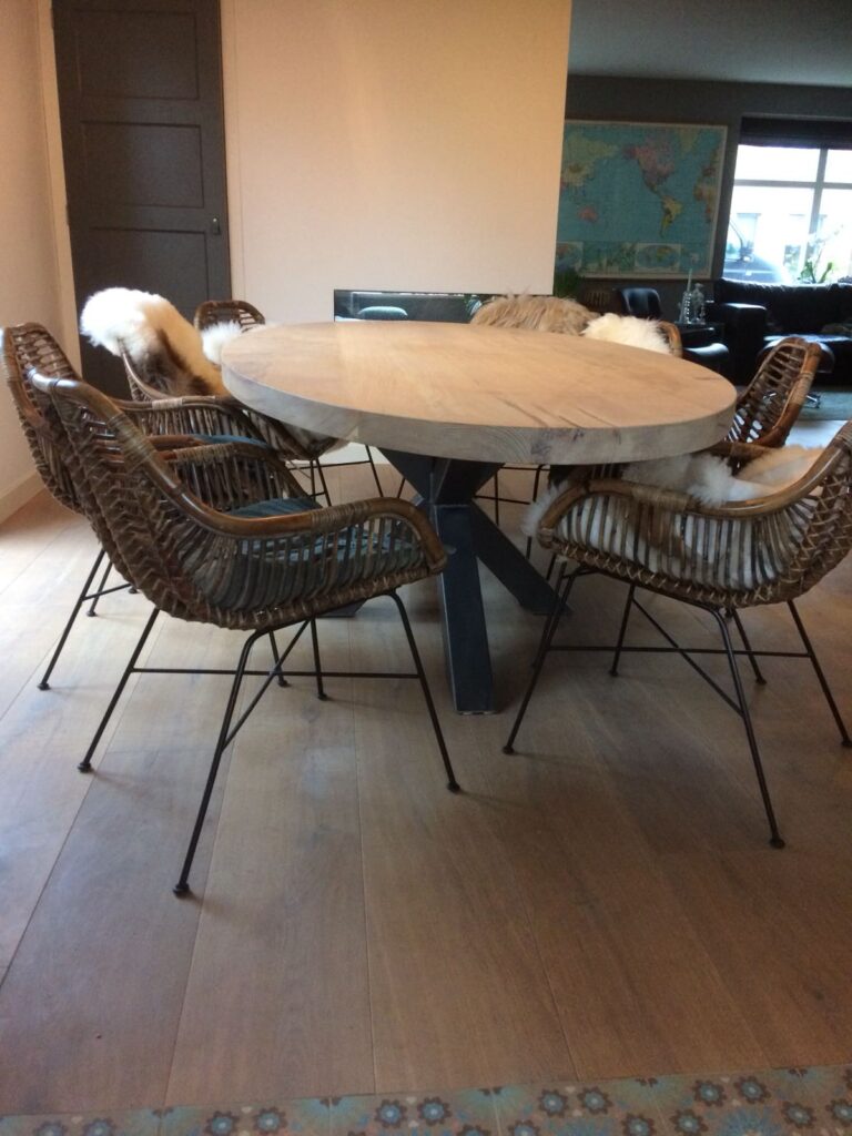 Houten ovale tafel met een stalen onderstel