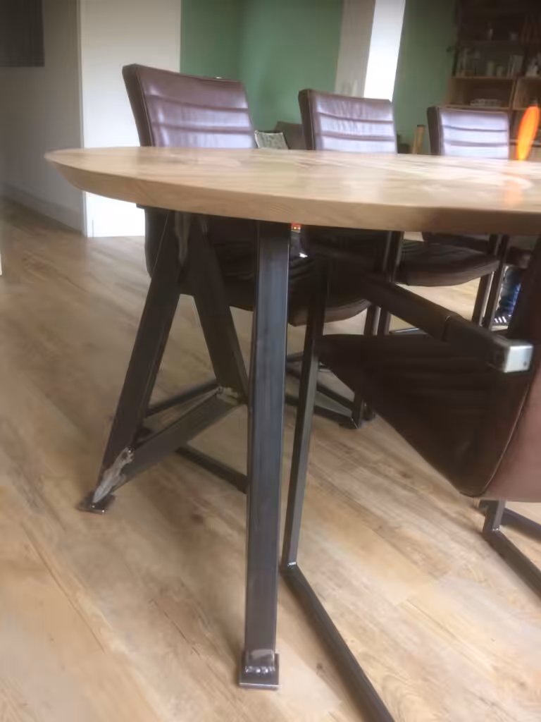 Houten ovale tafel met stale poten en stoelen met stalen poten Houten ovale tafel met stale poten en stoelen met stalen poten