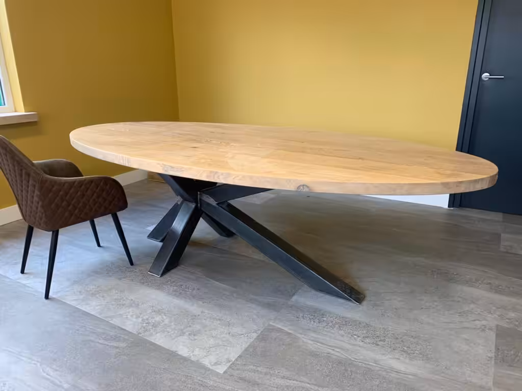 houten ovale tafel met stalen poten houten ovale tafel met stalen poten