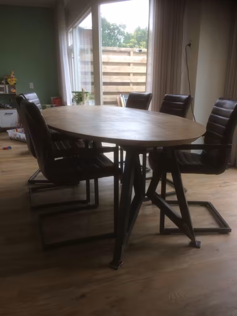 Houten ovale tafel met stalen poten Houten ovale tafel met stalen poten