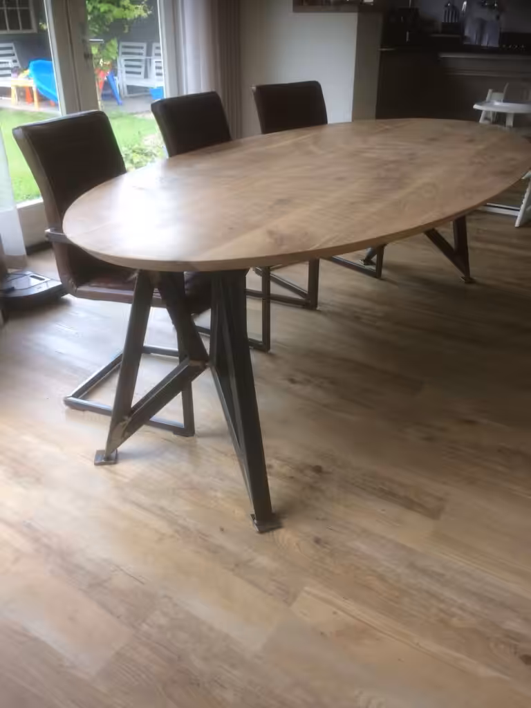 Houten ovale tafel met stalen poten Houten ovale tafel met stalen poten