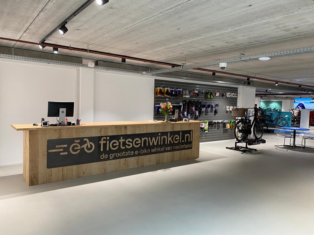 Houten receptie van de fietsenwinkel