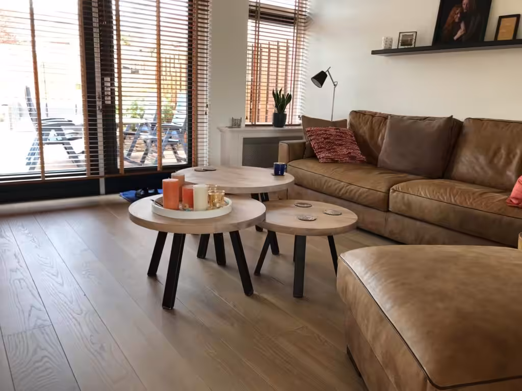 Houten ronde sidetable met zwarte stalen poten Houten ronde sidetable met zwarte stalen poten
