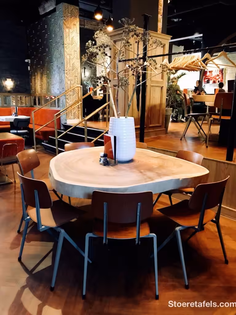 Houten ronde tafel en Houten stoelen met stalen poten Houten ronde tafel en Houten stoelen met stalen poten