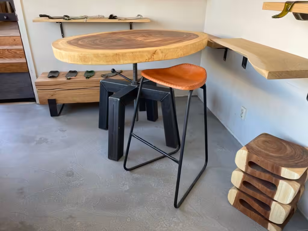 Houten ronde tafel met een stalen onderstel Houten ronde tafel met een stalen onderstel