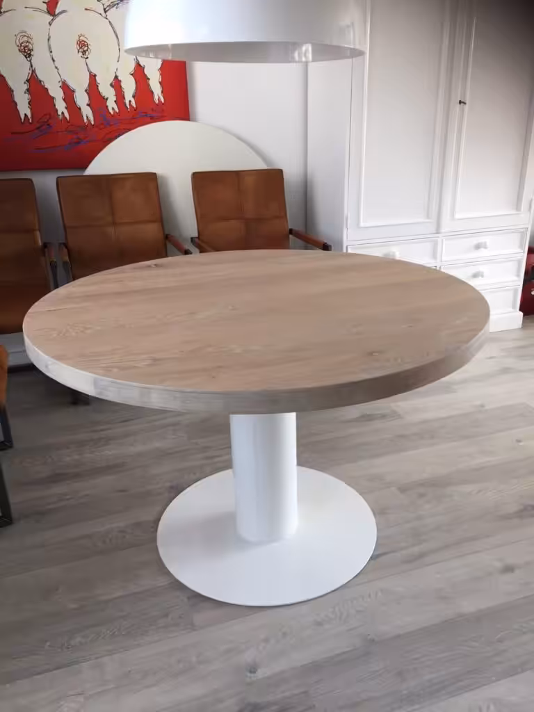 Houten ronde tafel met een witte stalen poot Houten ronde tafel met een witte stalen poot