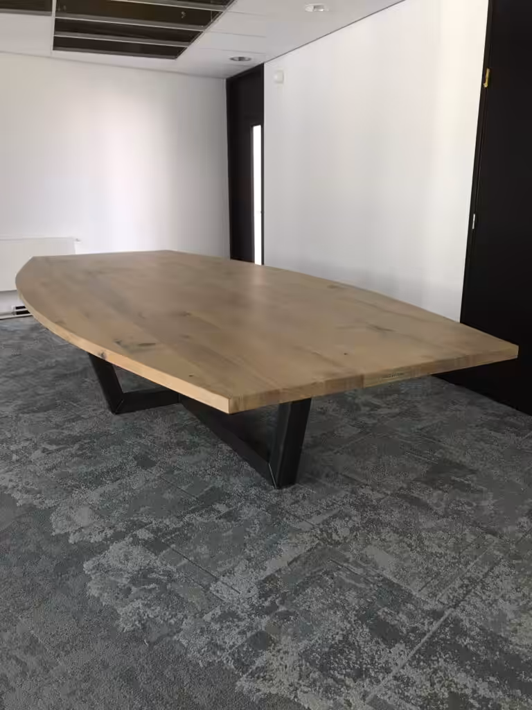 Houten tafel met een stalen oderstel Houten tafel met een stalen oderstel