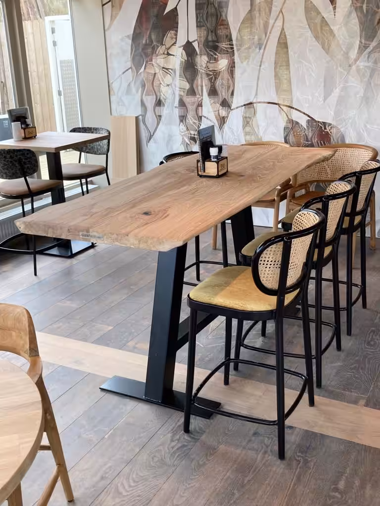 Houten tafel met een stalen onderstel Houten tafel met een stalen onderstel