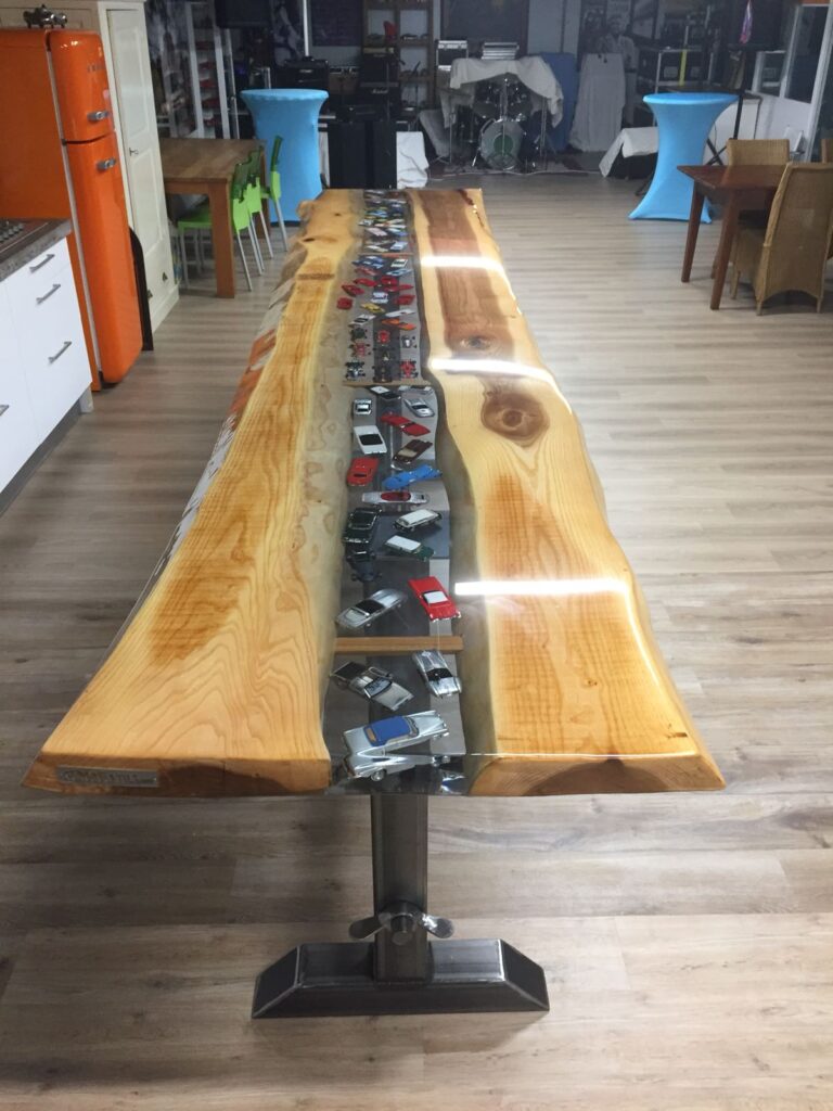 Houten tafel met model auto's in epoxy in het midden