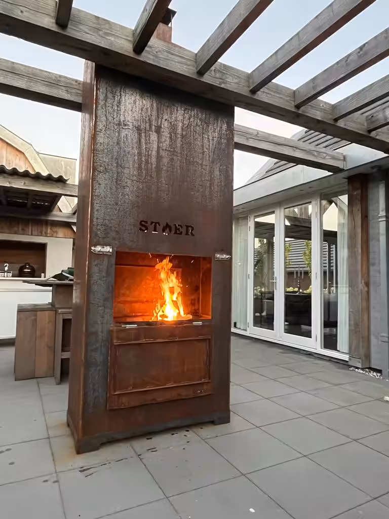Iron kitchen BBQ met een schoorsteen Iron kitchen BBQ met een schoorsteen