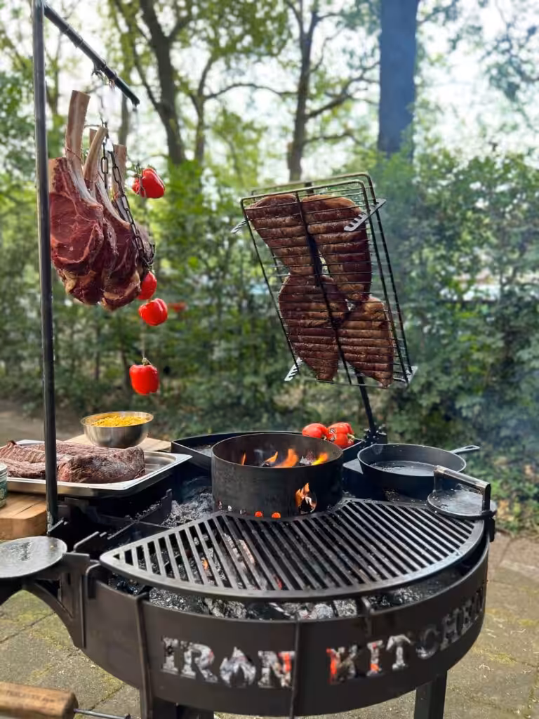 Iron kitchen BBQ met een vleesrek Iron kitchen BBQ met een vleesrek