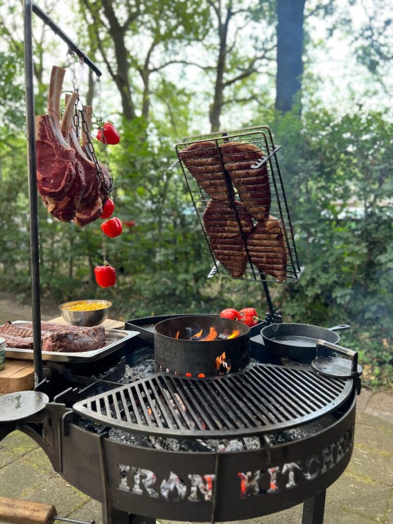 Iron kitchen BBQ met een vleesrek