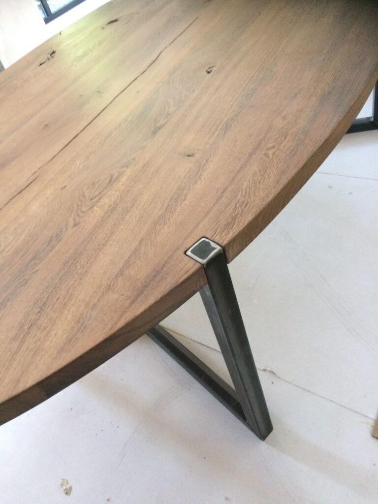 Ovale houten tafel met stalen poten