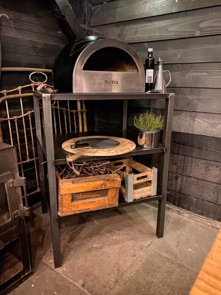 Pizzaoven op een Stalen bijtafel Pizzaoven op een Stalen bijtafel