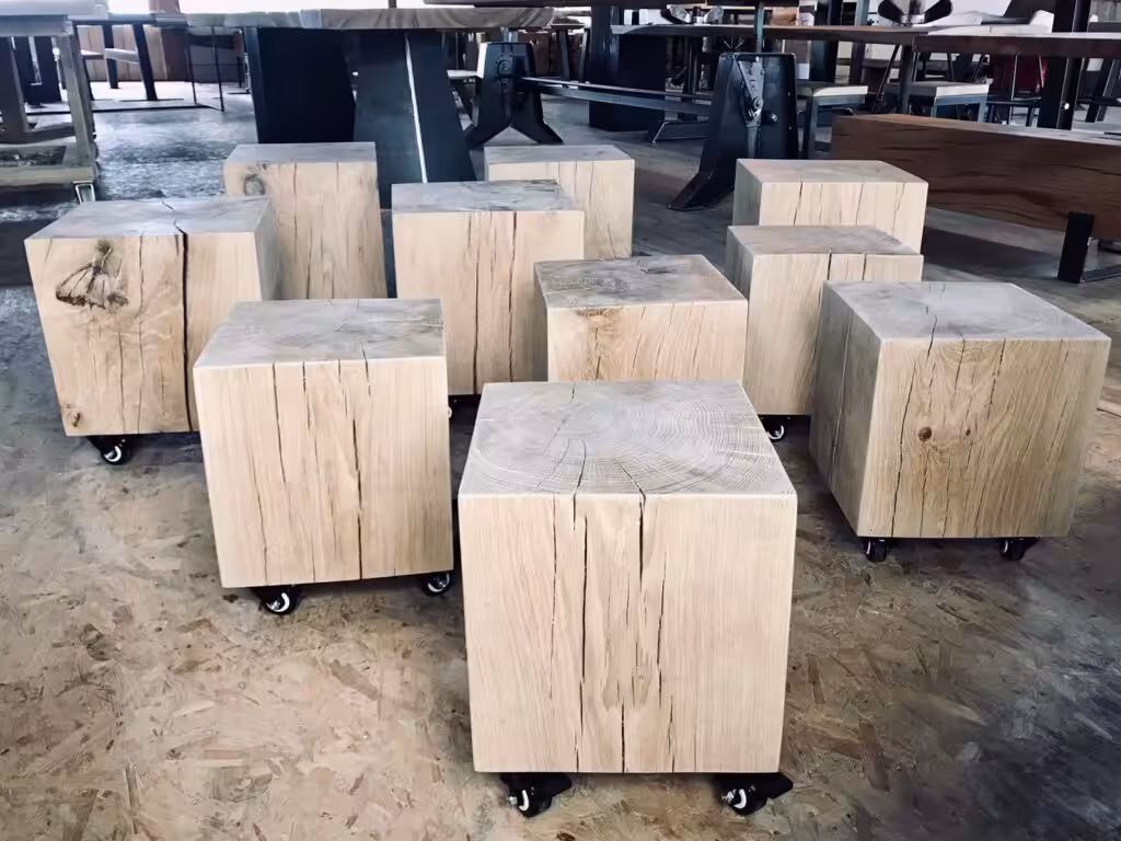 Stoel op wieltjes gemaakt van een massief blok hout Stoel op wieltjes gemaakt van een massief blok hout