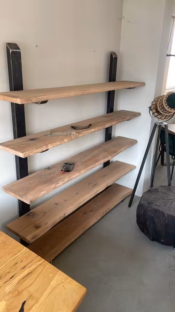 Stalen onderstel met houten planken Stalen onderstel met houten planken