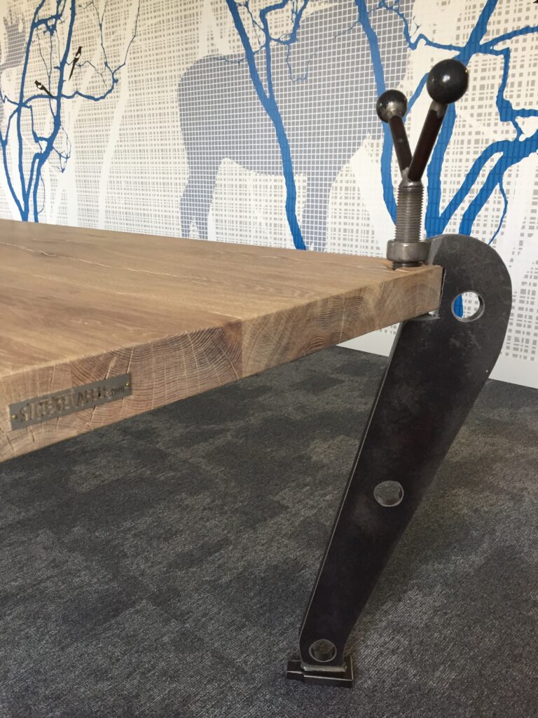 Houten tafel met unieke poten