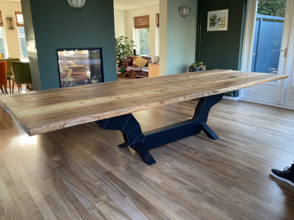 Grote houten eettafel