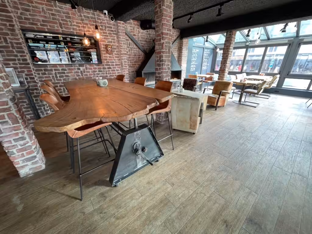 Verstelbare houten tafel Verstelbare houten tafel