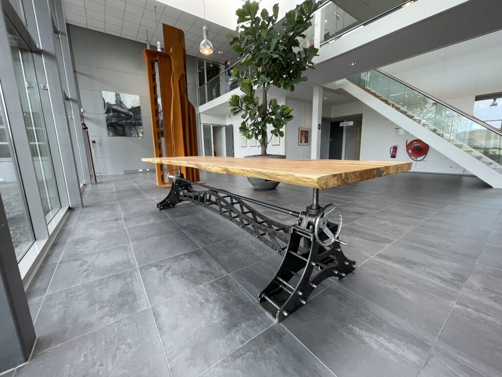 Verstelbare houten tafel